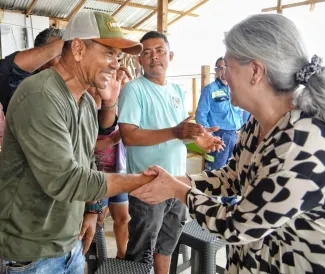 Ministra Catalina Velasco en diálogo con la comunidad de Altos de Canaán en Montería. Foto: Sharon Durán (archivo MVCT).