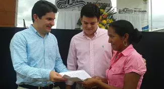 Familias pobres de Montería reciben su casa propia