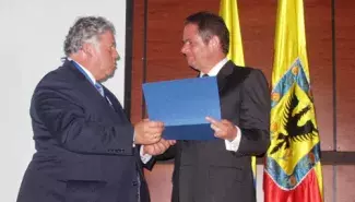 Ministro Vargas Lleras es galardonado por su exitoso programa de vivienda gratuita